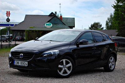 VOLVO V40 MOMENTUM