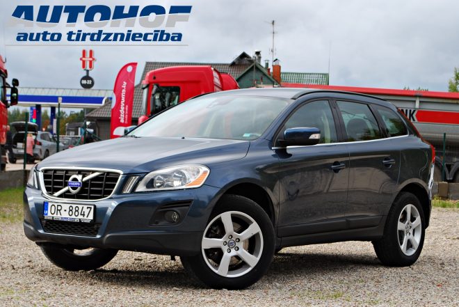 VOLVO XC60 MOMENTUM